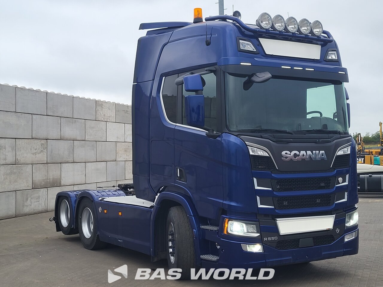 Front right : Scania R650 6X2 Tracteur routier