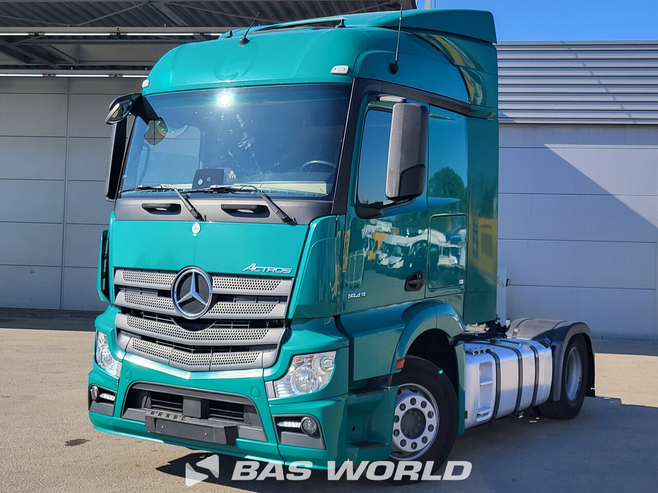 Front left : Mercedes Actros 1843 4X2 Tracteur routier