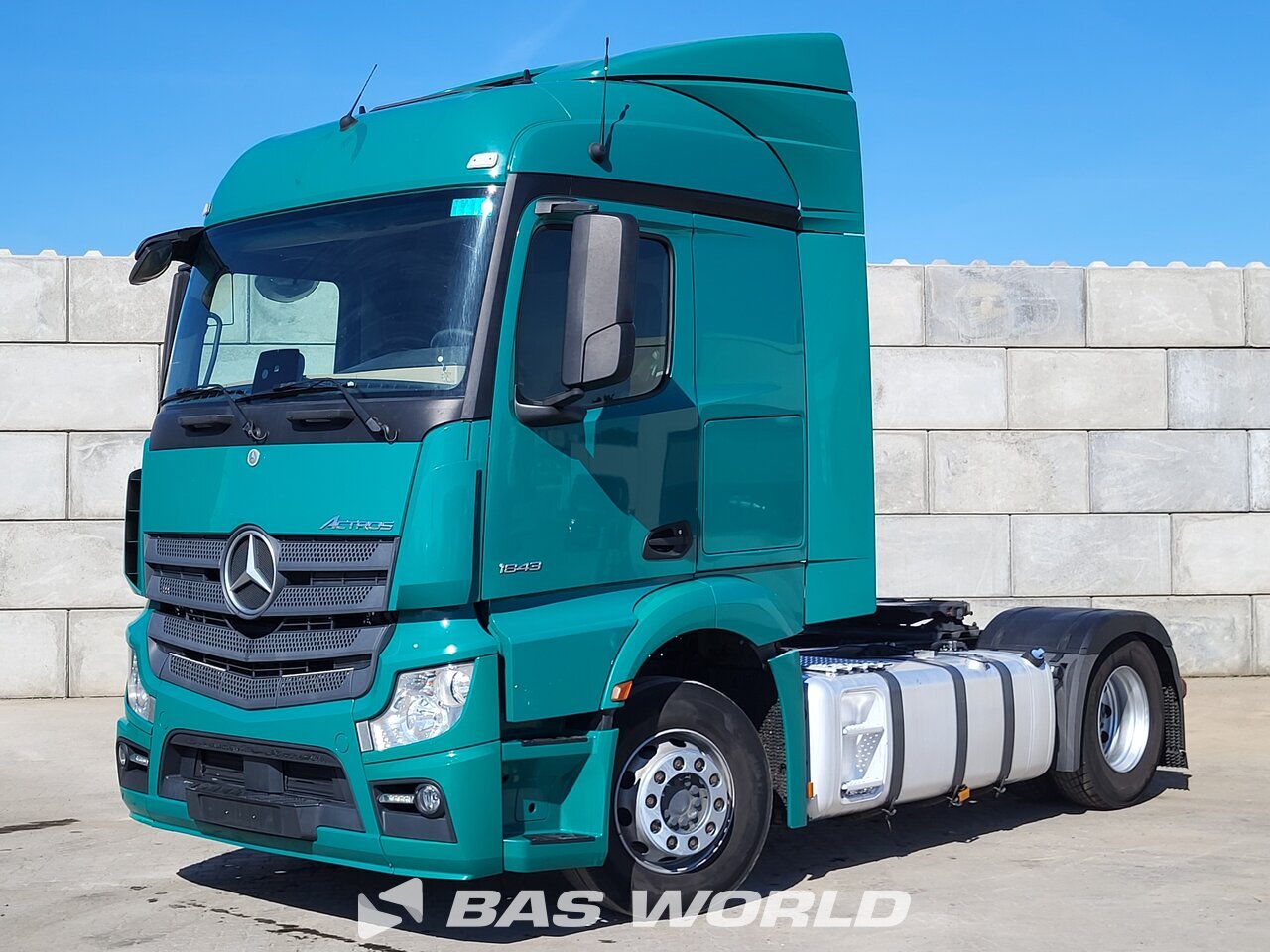 Front left : Mercedes Actros 1843 4X2 Tracteur routier