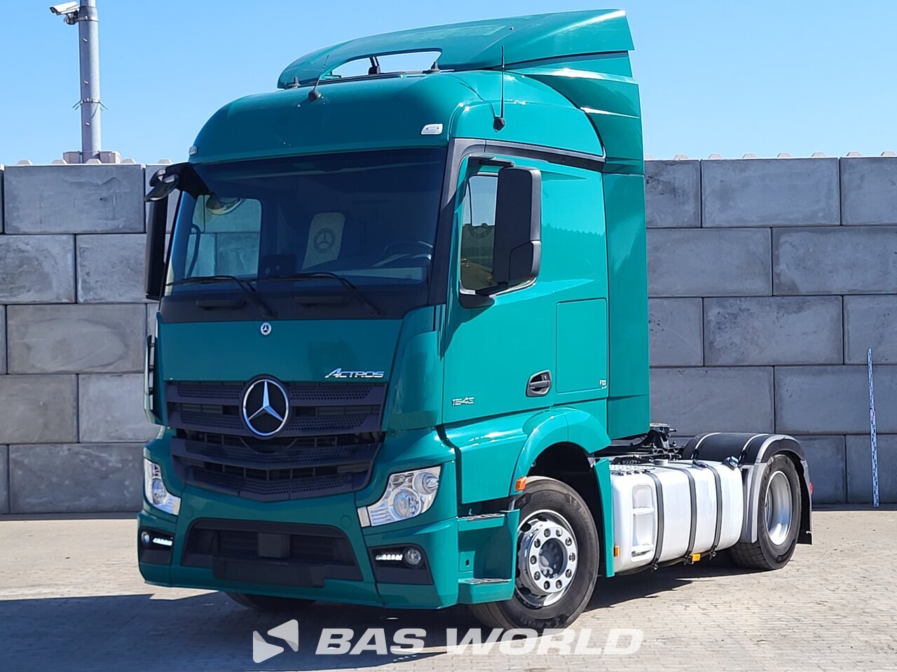 Front left : Mercedes Actros 1843 4X2 Tracteur routier