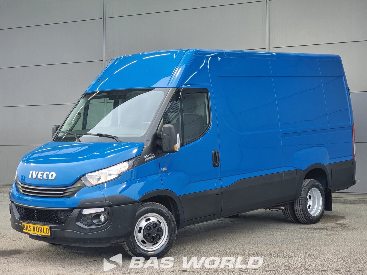 Front left : Iveco Daily 35C18 Fourgons utilitaires