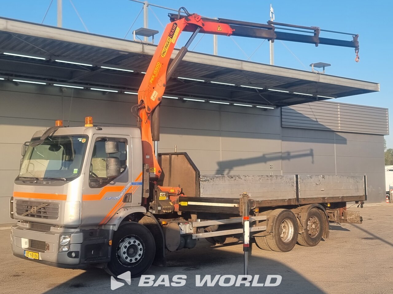 Front left : Volvo FE 280 6X2 Camion plateaux