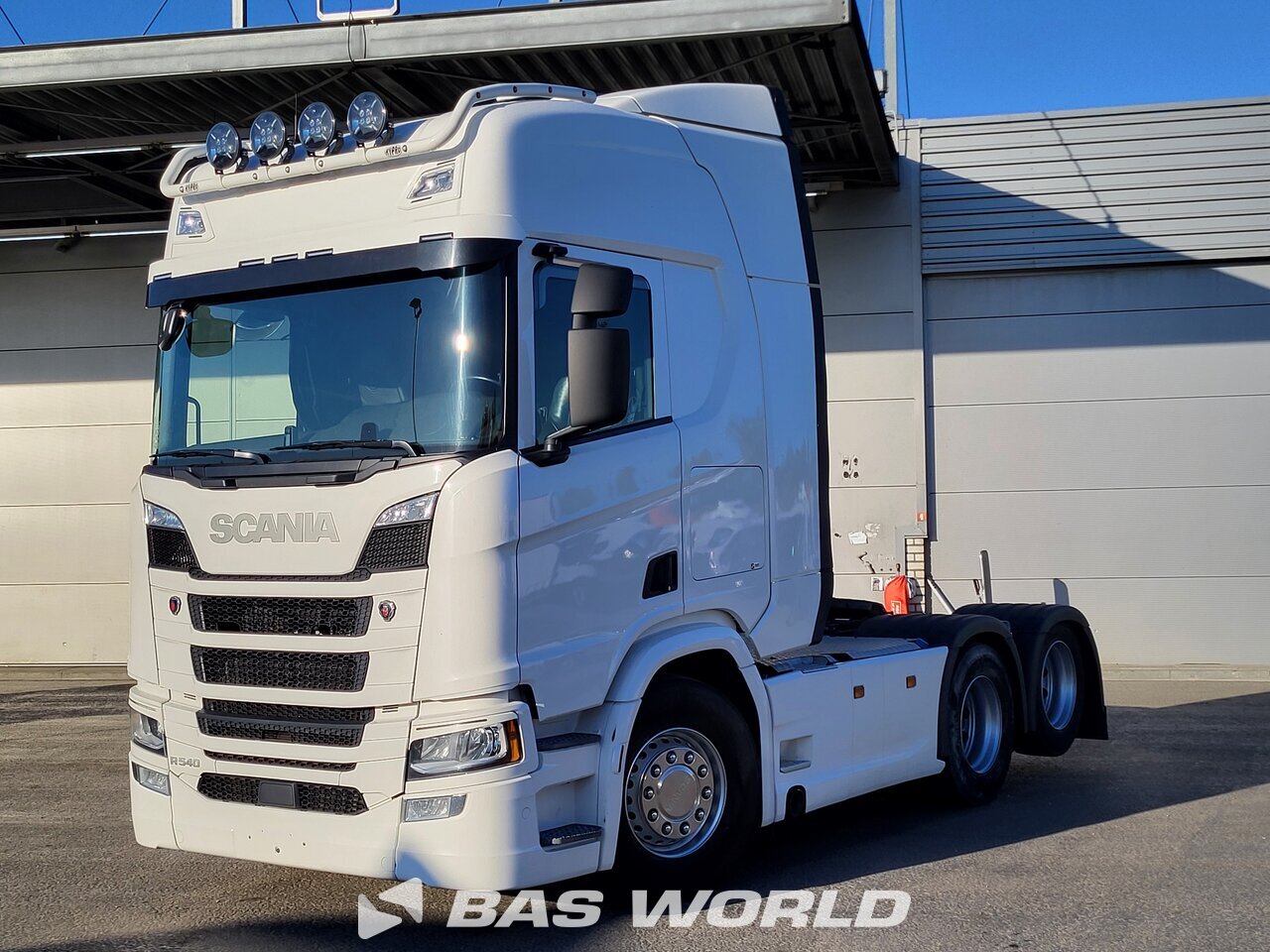 Front left : Scania R540 6X2 Tracteur routier