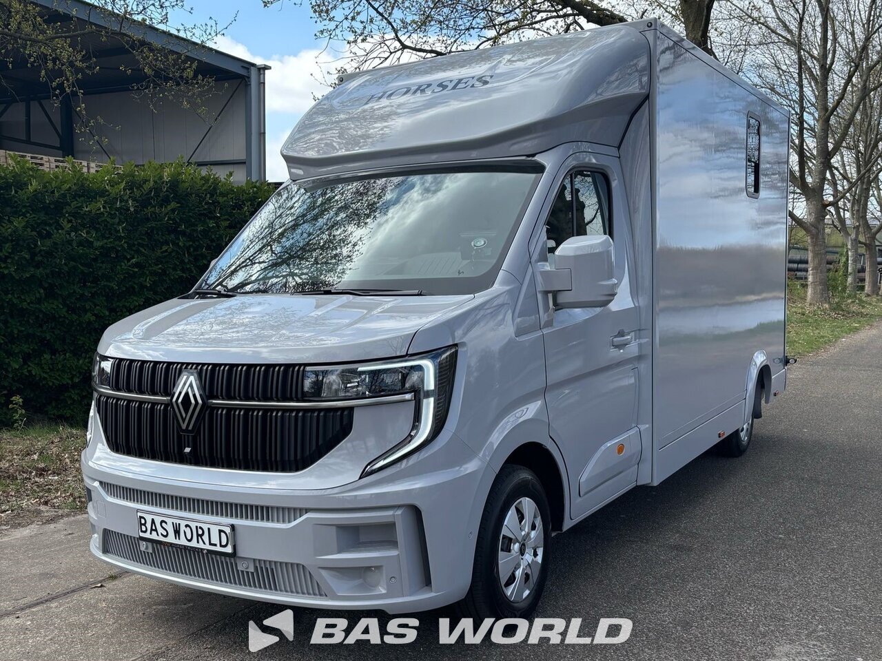 Front left : Renault Master Camion chevaux