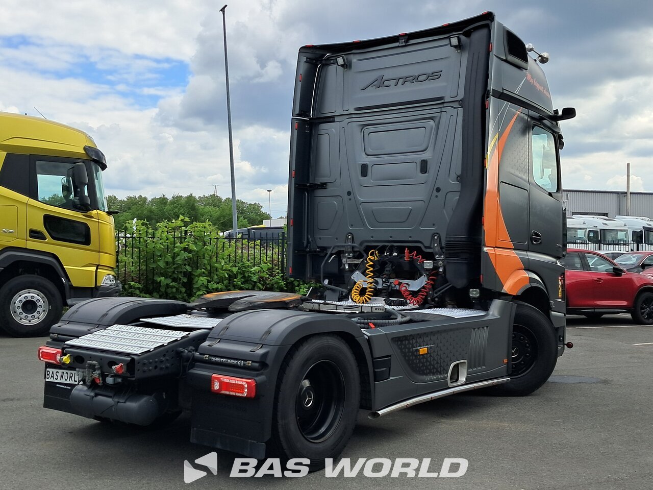 Back right : Mercedes Actros 2163 4X2 Tracteur routier