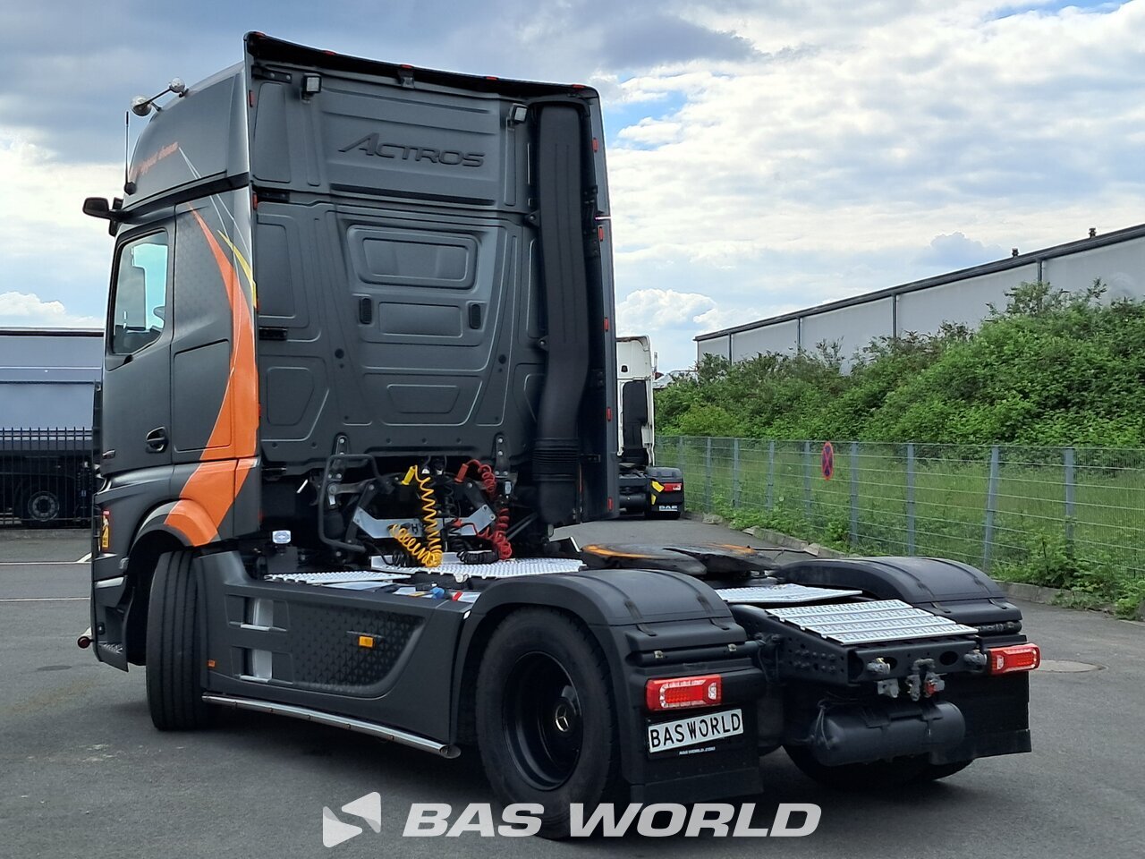 Back left : Mercedes Actros 2163 4X2 Tracteur routier