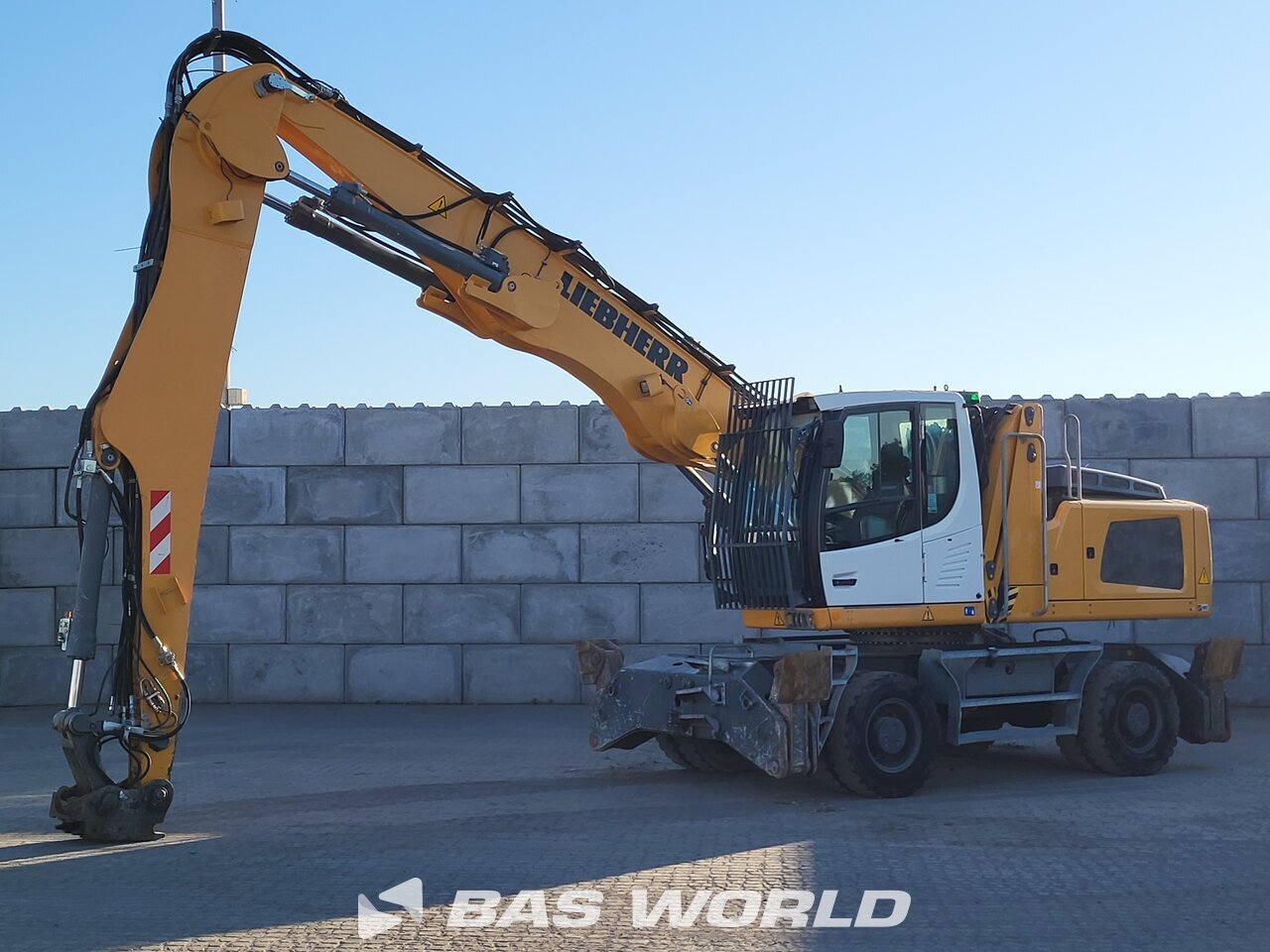 Front left : Liebherr LH30 M Pelle à déchets