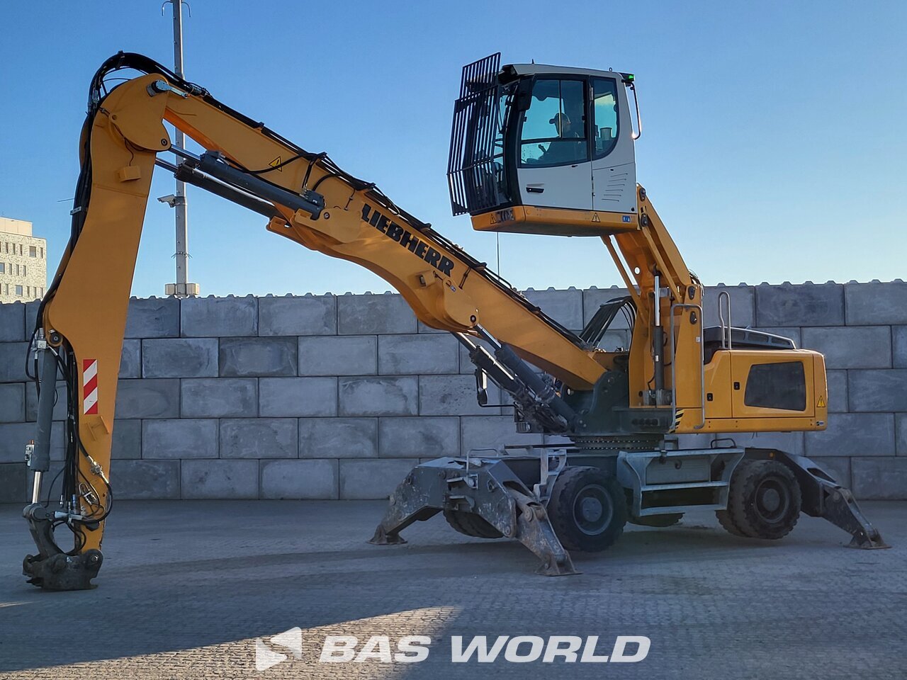Front left : Liebherr LH30 M Pelle à déchets