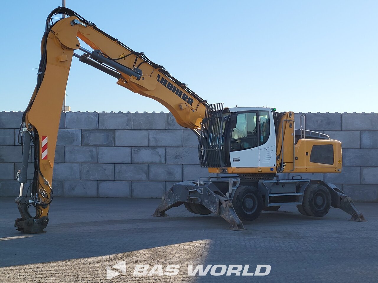 Front left : Liebherr LH30 M Pelle à déchets