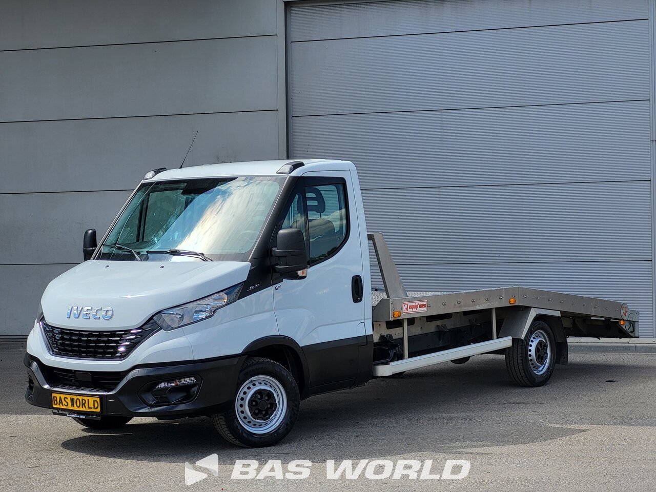 Front left : Iveco 35S16 Transporteur de voitures