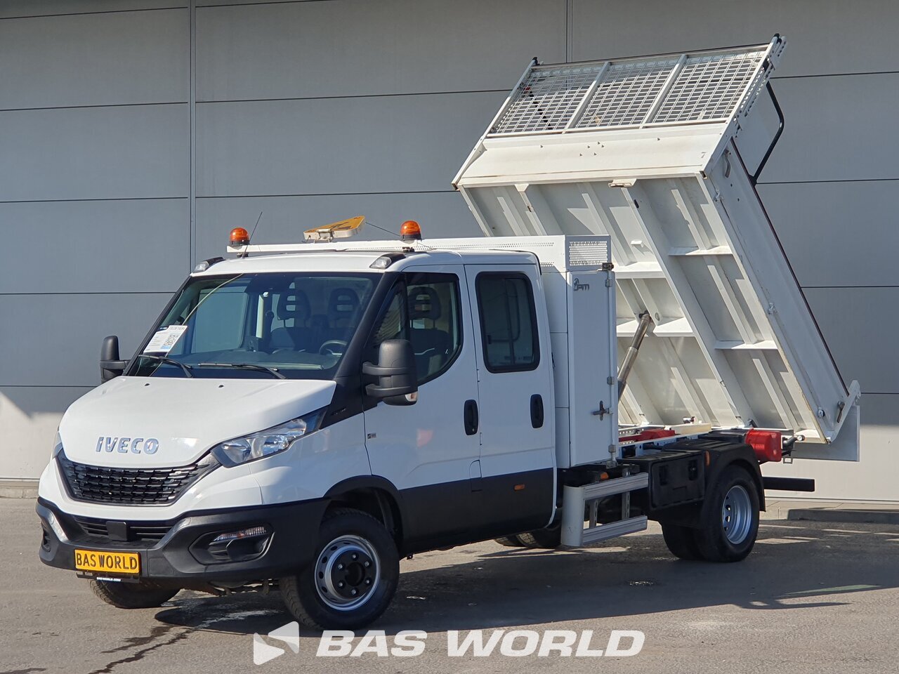 Front left : Iveco Daily 70C18 Benne