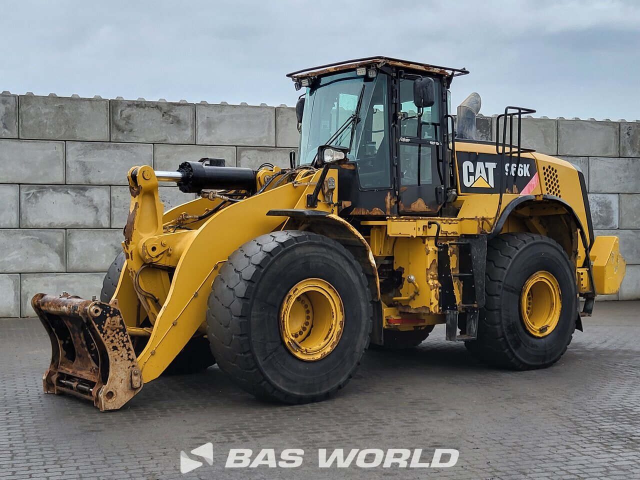 Front left : Caterpillar 966 K Chargeuse sur pneus
