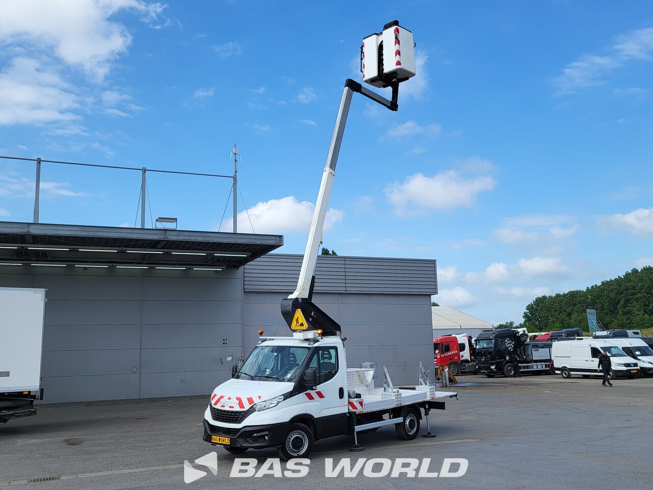 Front left : Iveco Daily 35S14 Plateforme de travail hydraulique