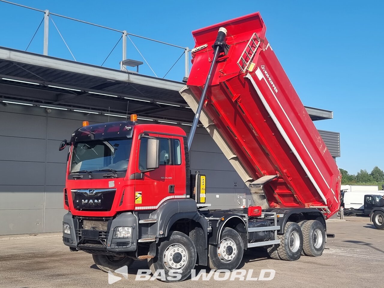 Front left : MAN TGS 41.480 8X8 KH-Kipper Camion Benne