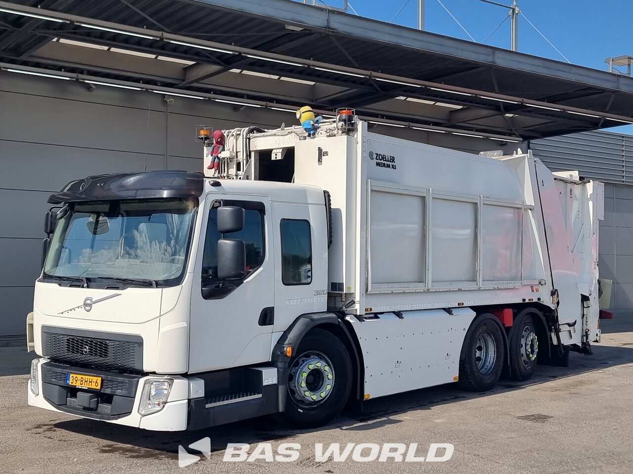 Front left : Volvo FE 320 6X2 Haller Type: MED XLI Camion d'ordures