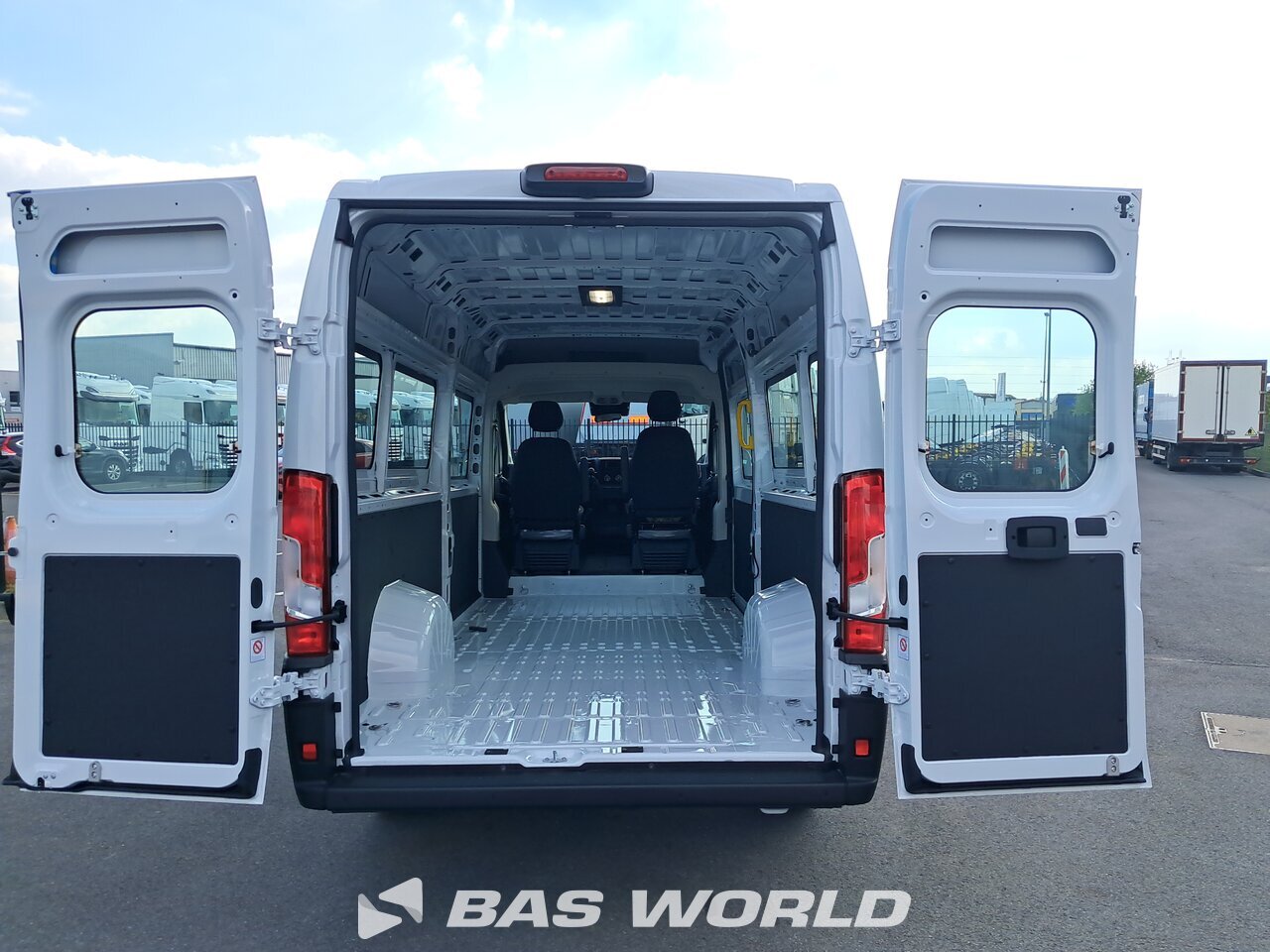 Superstructure interior : Opel Movano 140PS Fourgons utilitaires