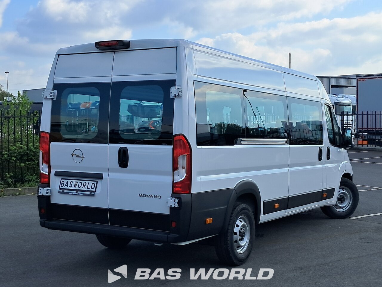 Back right : Opel Movano 140PS Fourgons utilitaires