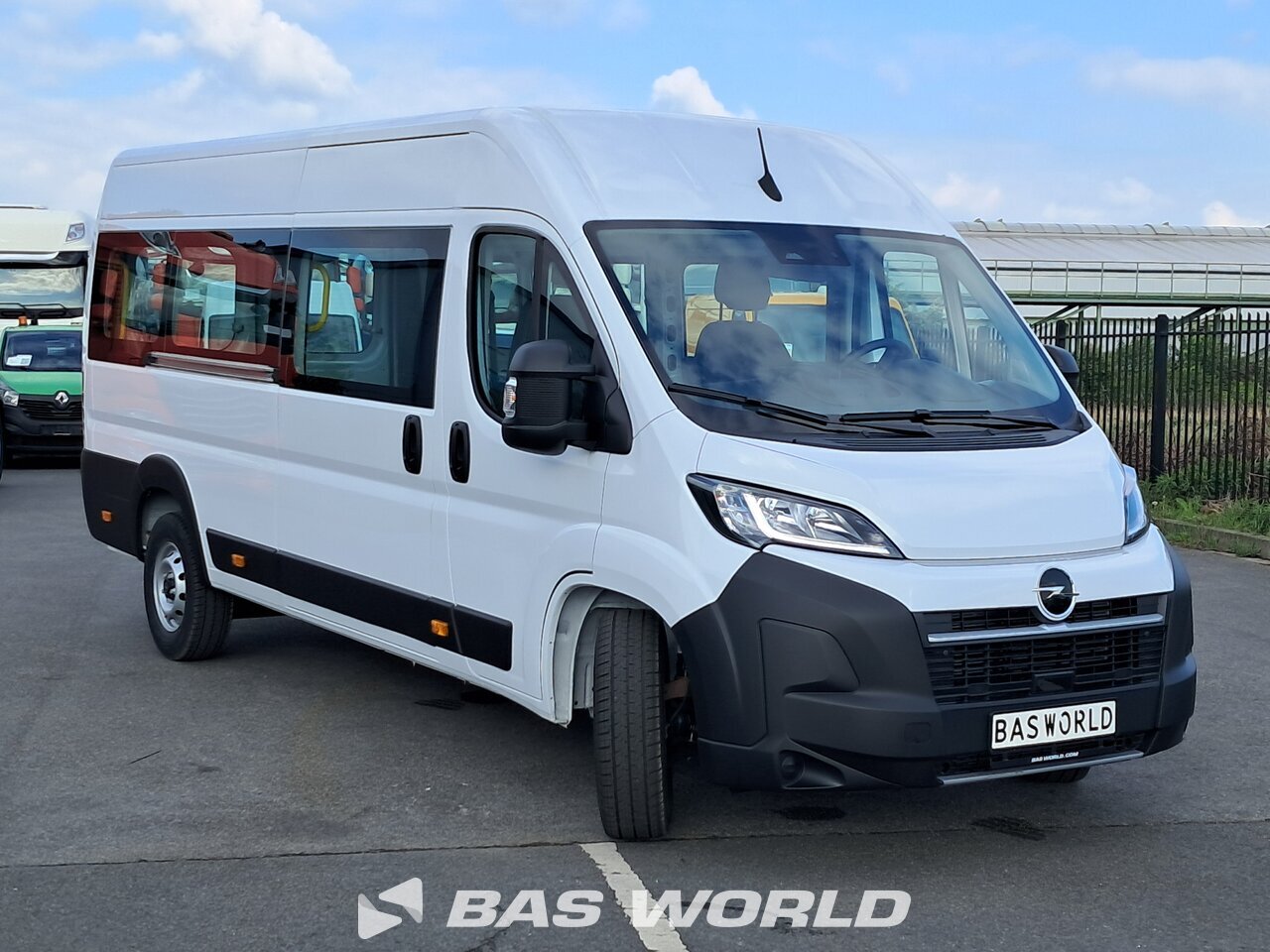 Front right : Opel Movano 140PS Fourgons utilitaires