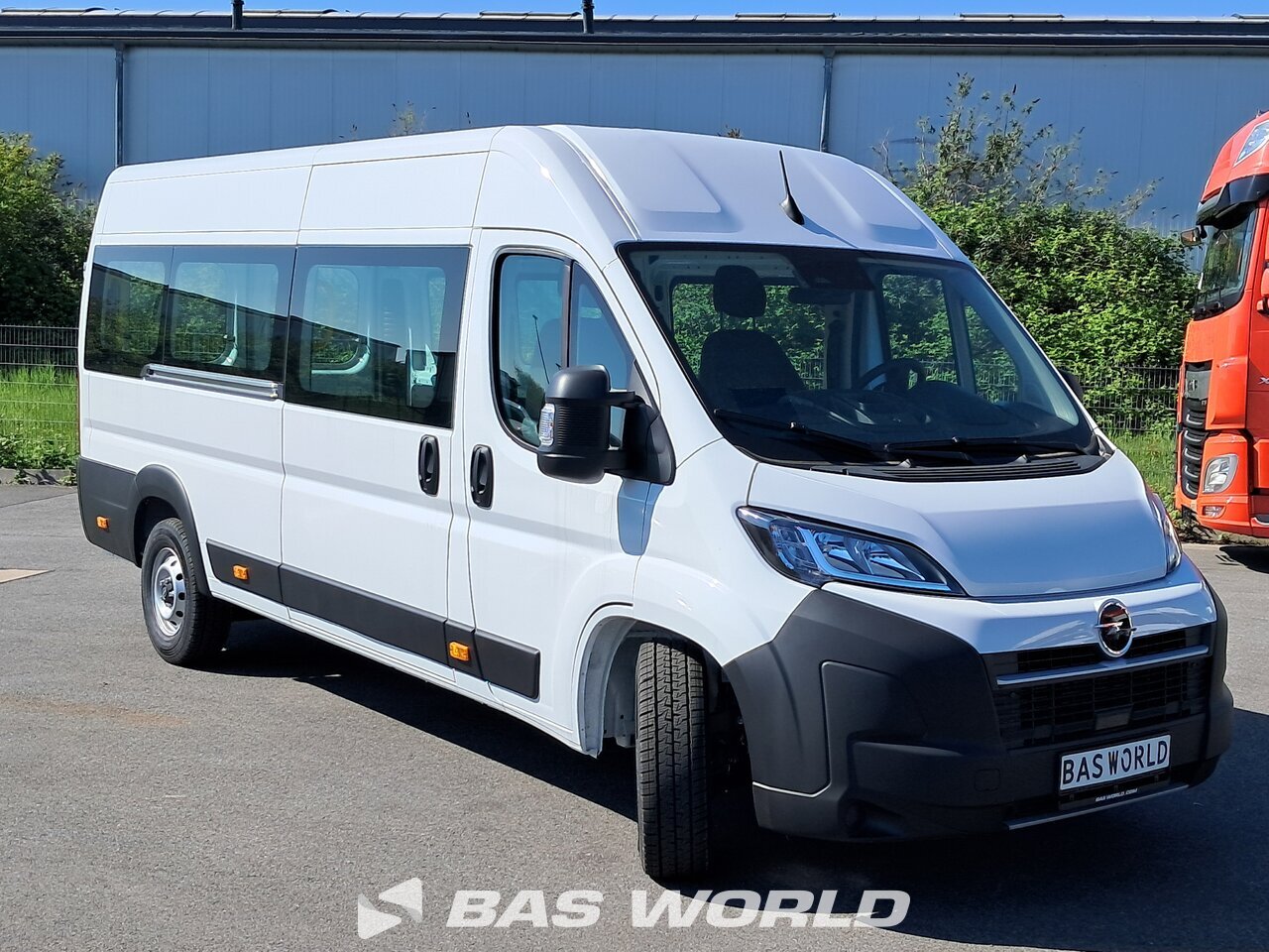 Front right : Opel Movano 180PS Fourgons utilitaires