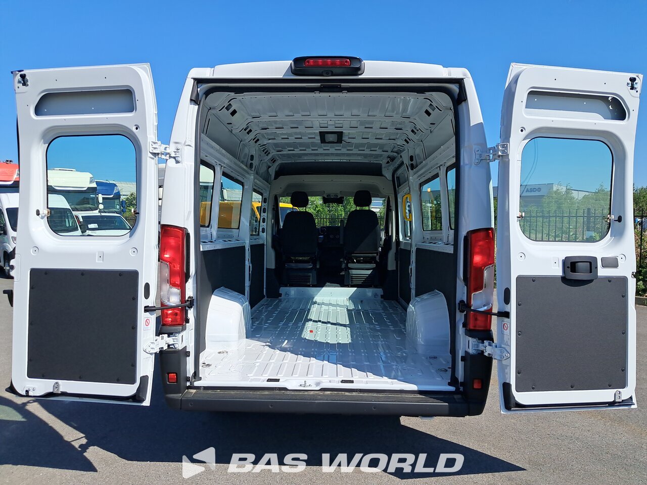Superstructure interior : Opel Movano 180PS Fourgons utilitaires