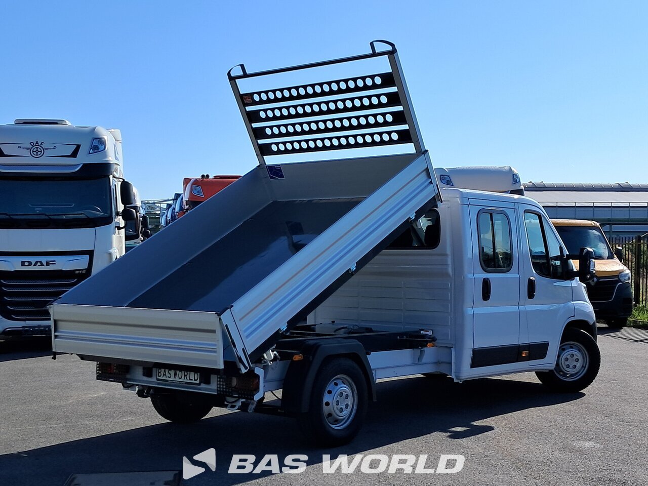 Back right : Opel Movano 140PS Benne