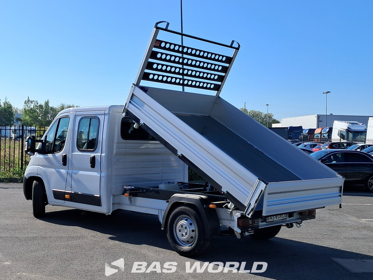 Back left : Opel Movano 140PS Benne