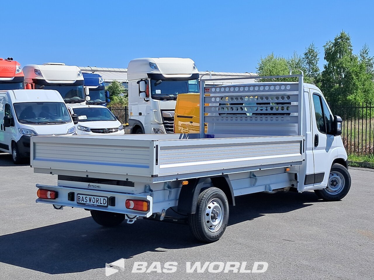 Back right : Opel Movano 180PS Ouvert