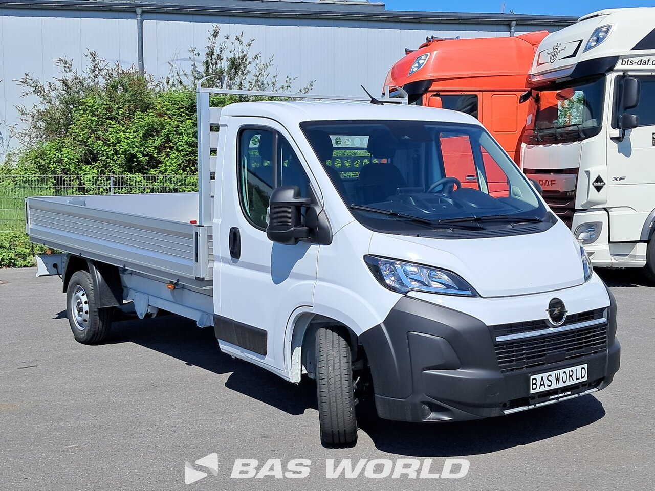 Front right : Opel Movano 180PS Ouvert