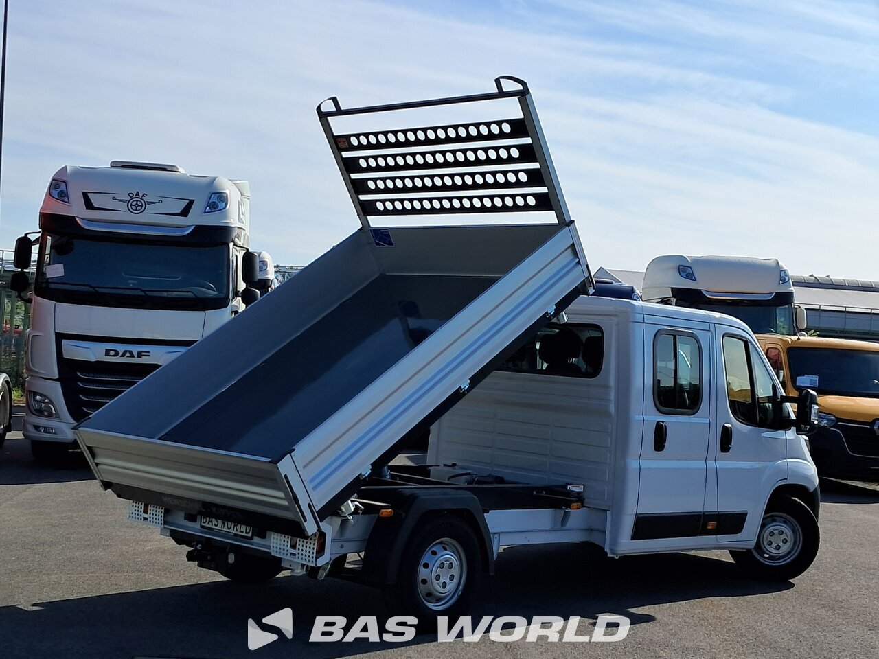 Back right : Opel Movano 140PS Benne