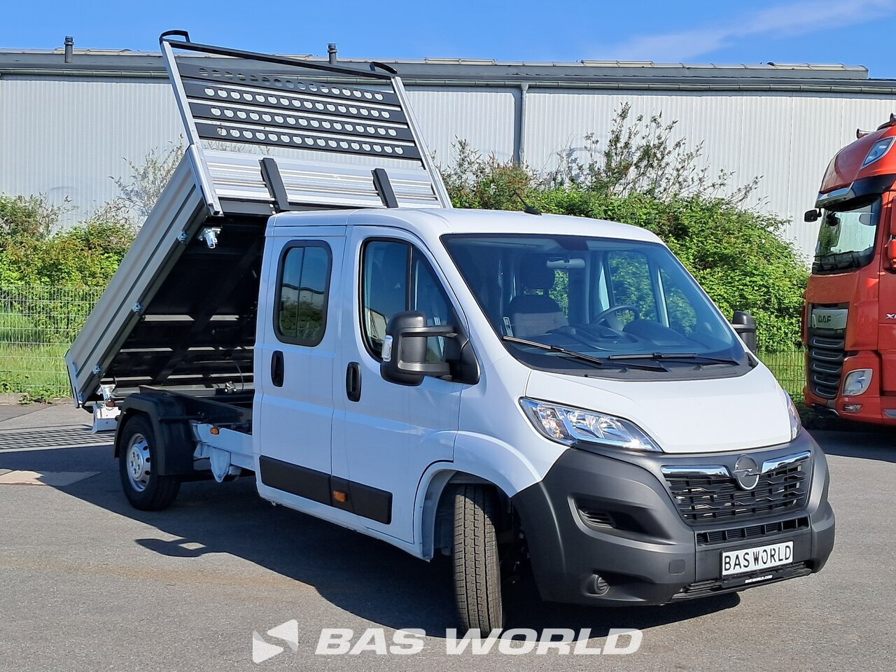 Front right : Opel Movano 140PS Benne
