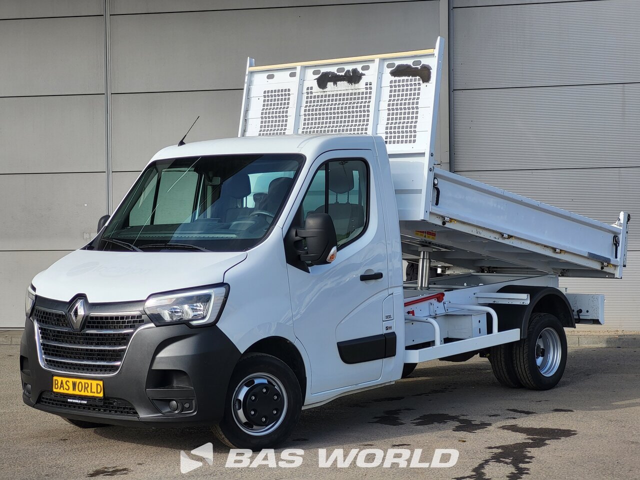 Front left : Renault Master 130PK Benne