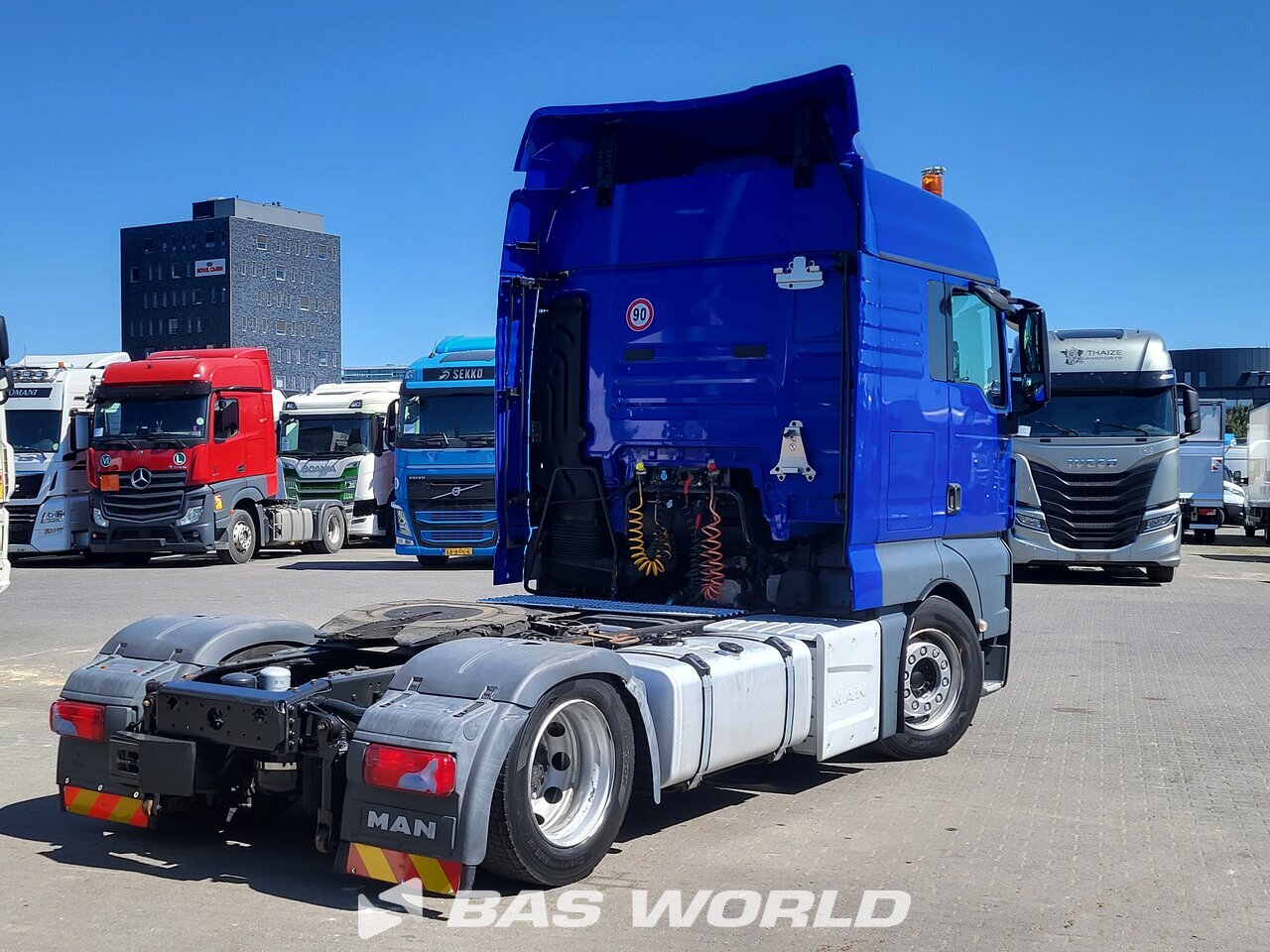 Back right : MAN TGX 18.460 4X2 Tracteur routier