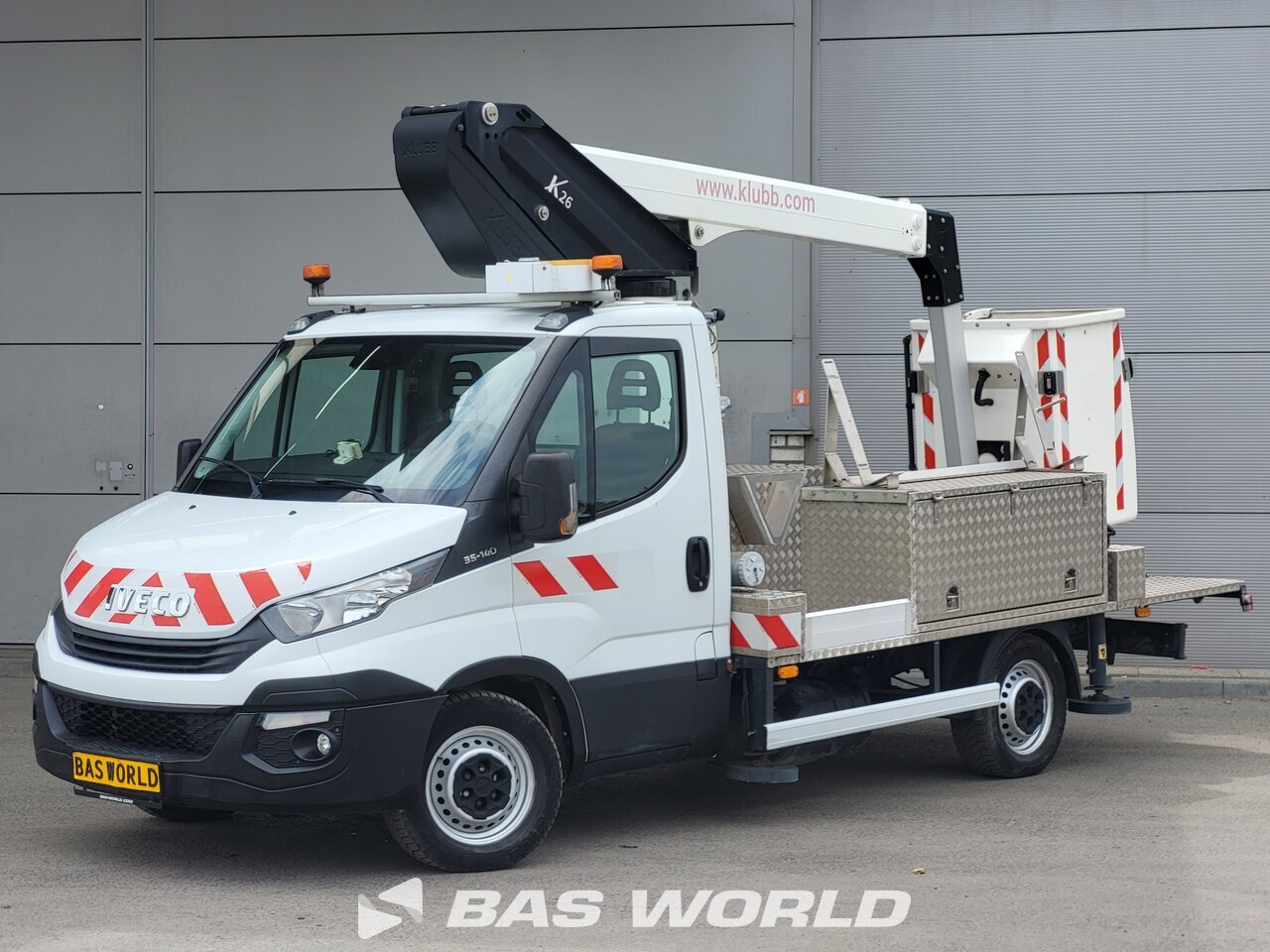 Front left : Iveco Daily 35S14 Plateforme de travail hydraulique