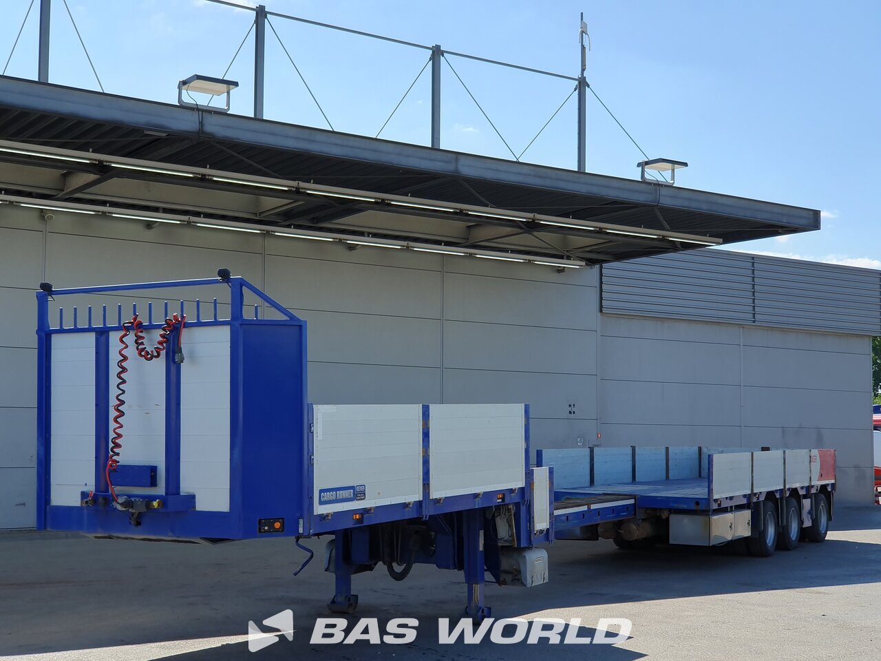 Front left : EM Tech Semi-remorques porte engins