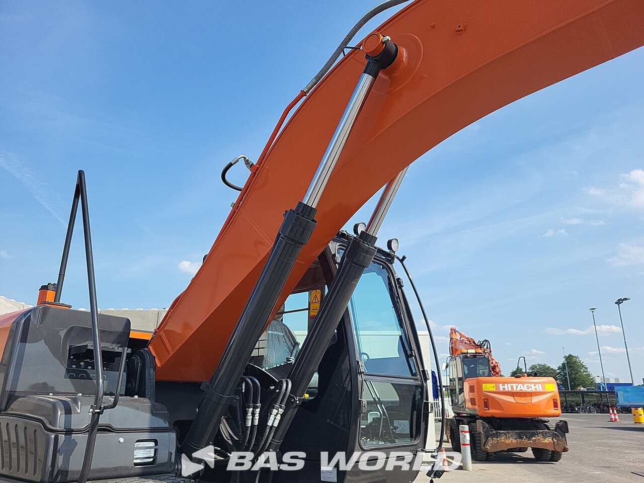 Other : Hitachi ZX220 LC-5G Pelle sur chenilles