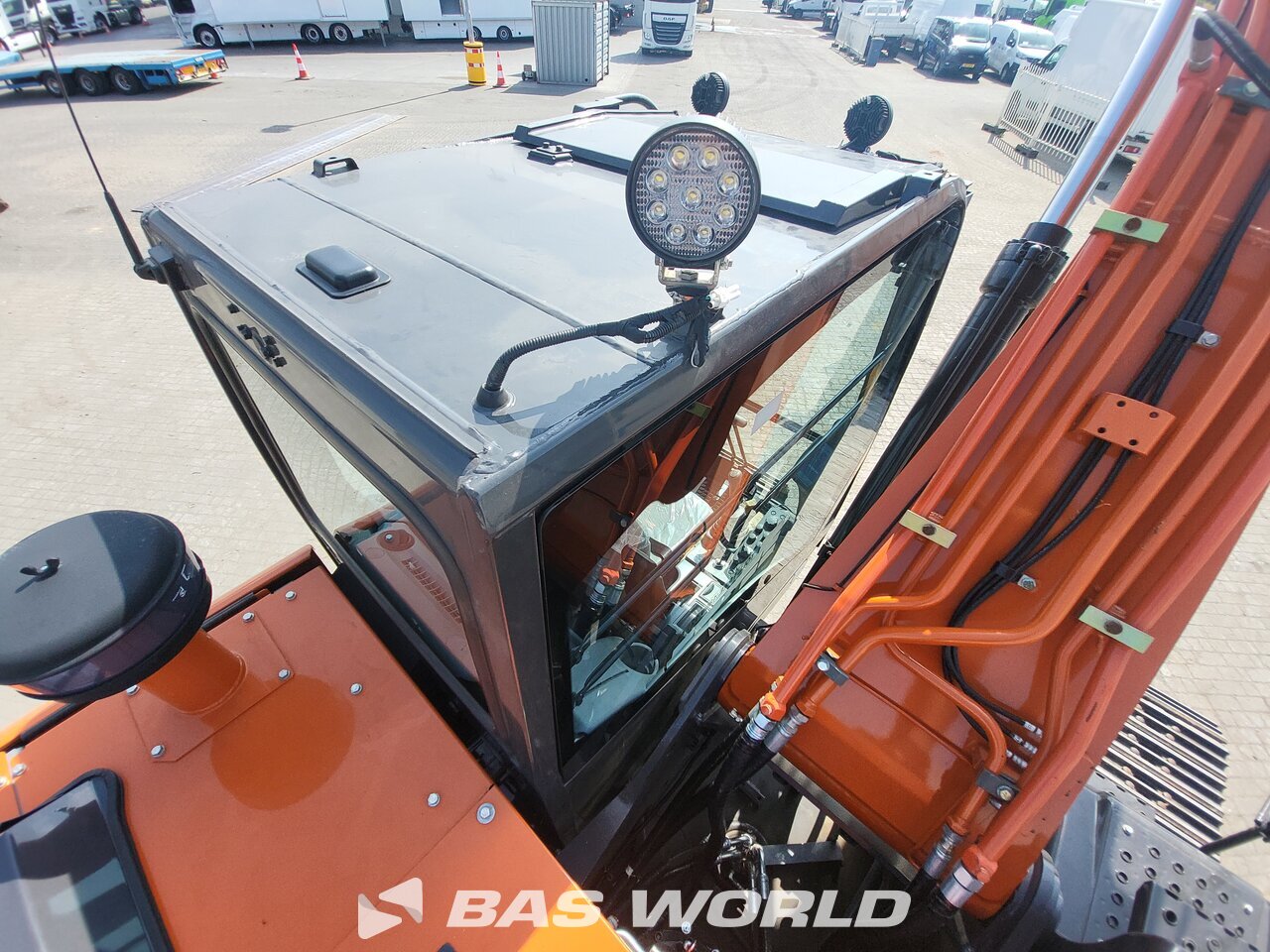 Other : Hitachi ZX220 LC-5G Pelle sur chenilles