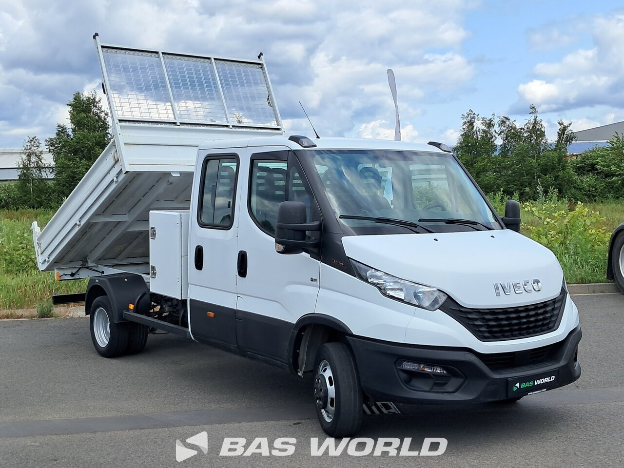 Front right : Iveco Daily 35C16 Benne