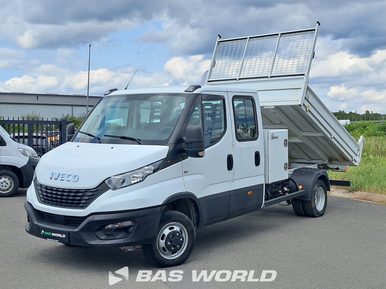 Front left : Iveco Daily 35C16 Benne