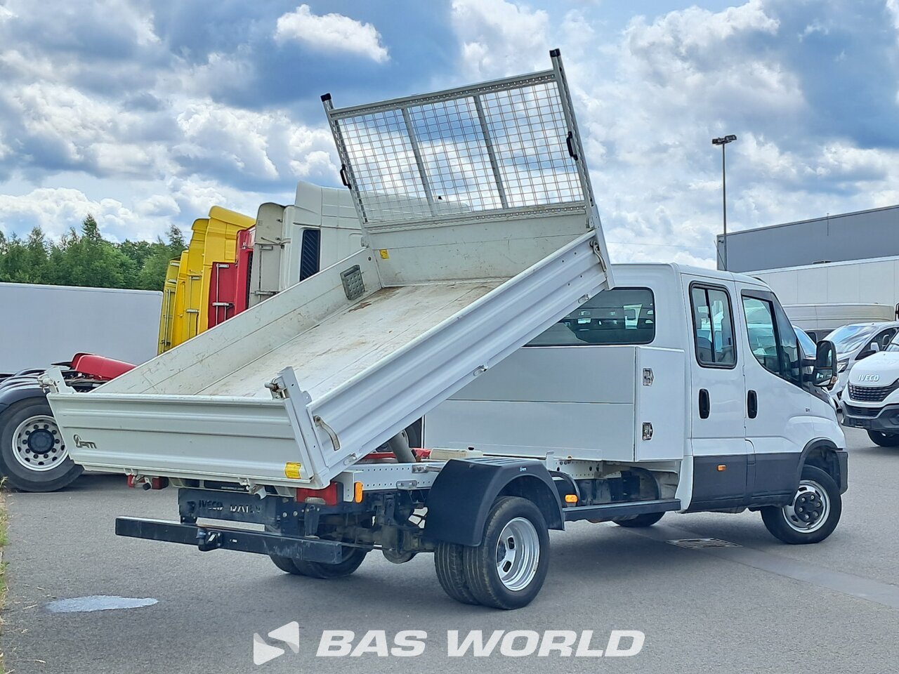 Back left : Iveco Daily 35C16 Benne