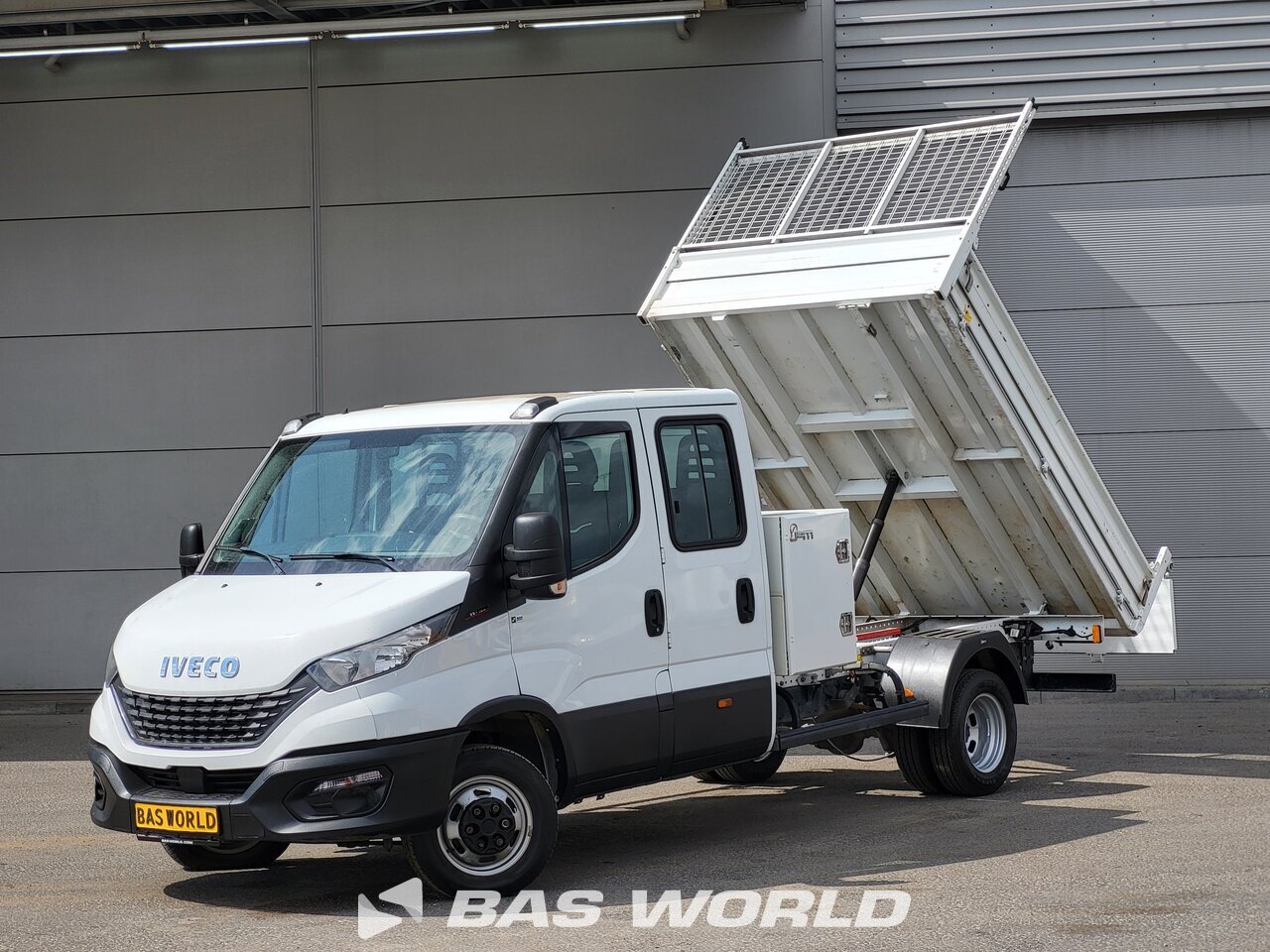 Front left : Iveco Daily 35C16 Benne