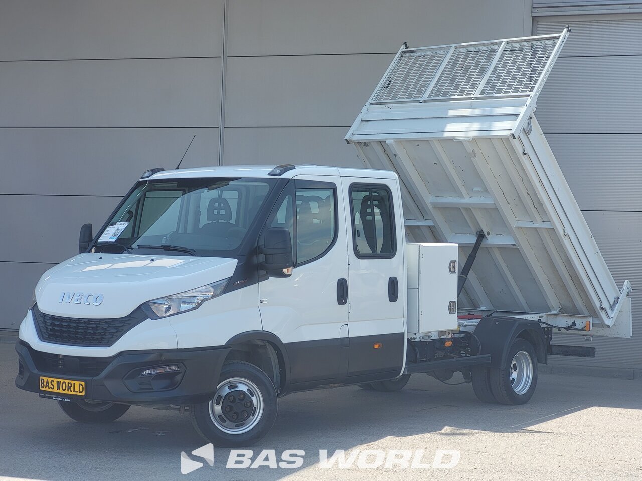 Front left : Iveco Daily 35C16 Benne