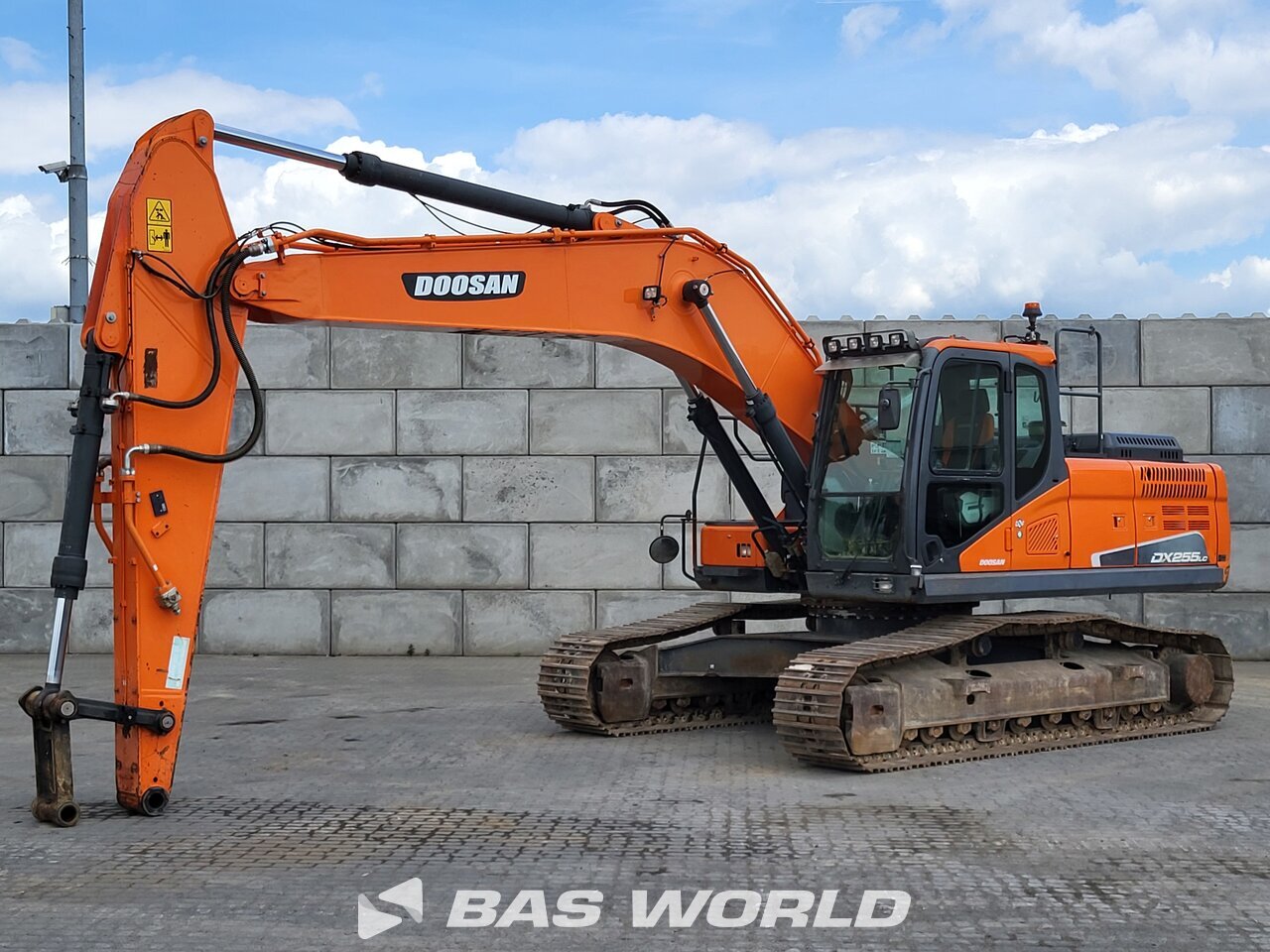 Front left : Doosan DX255 LC-5 Pelle sur chenilles