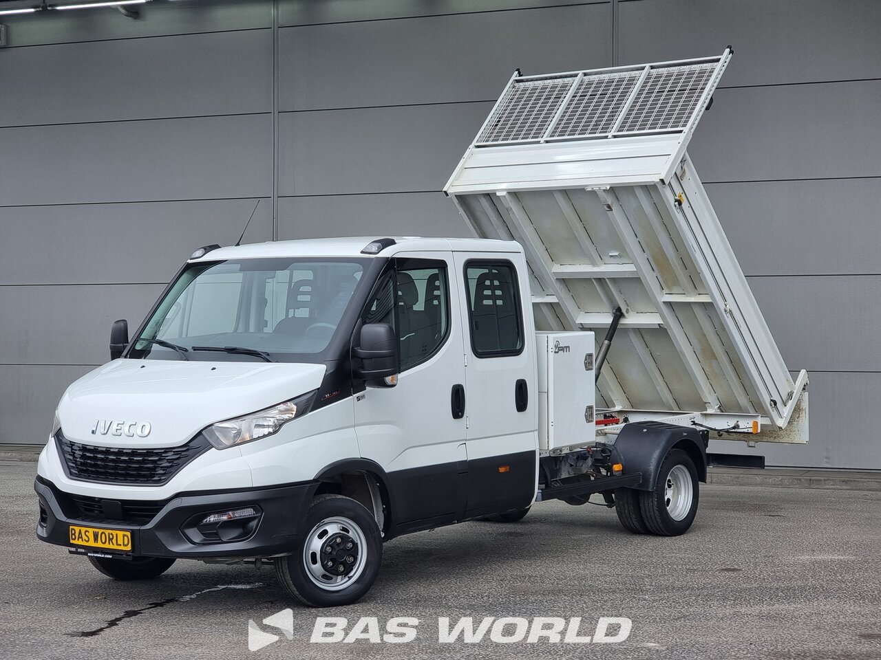 Front left : Iveco Daily 35C16 Benne