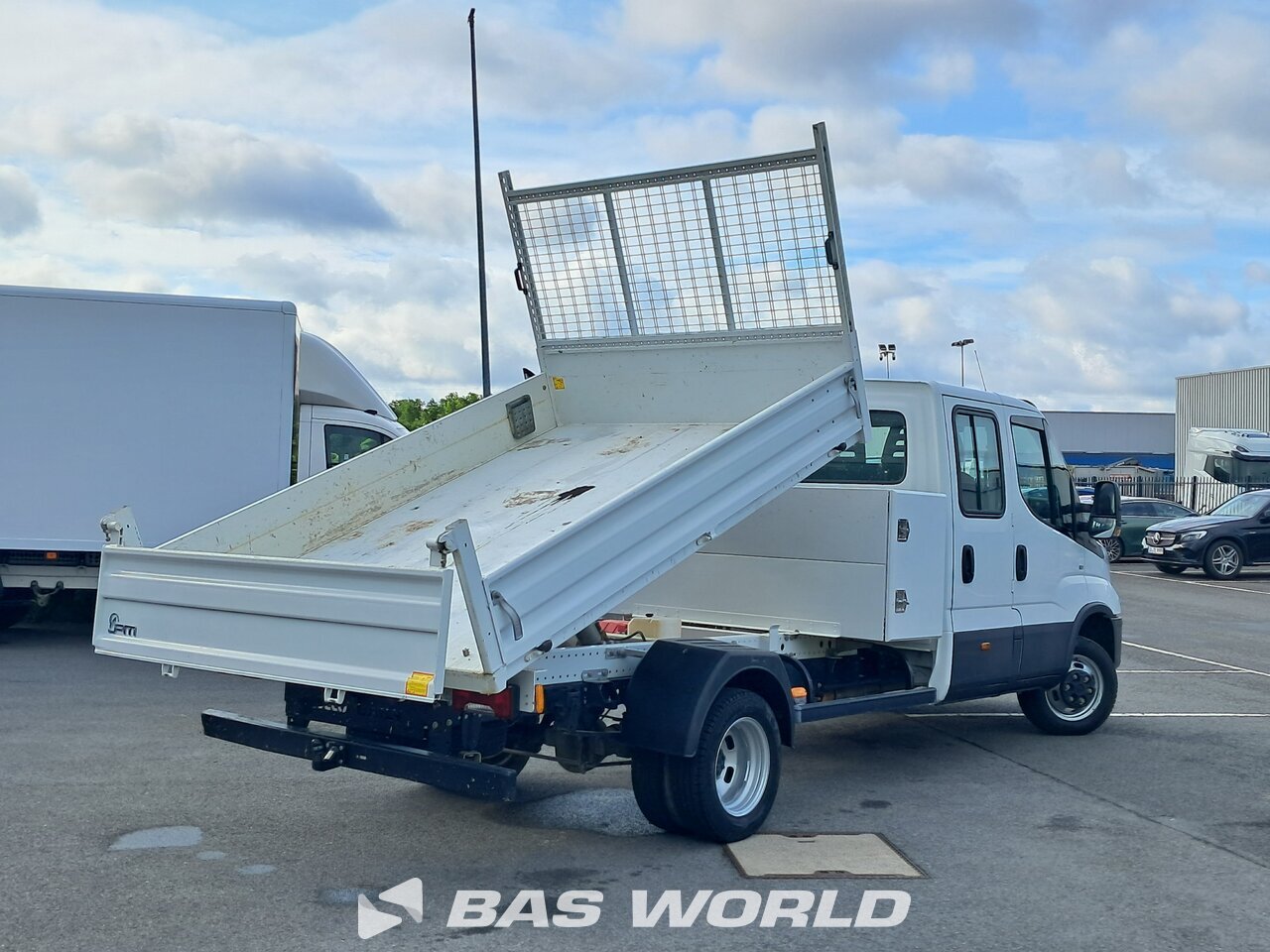 Back left : Iveco Daily 35C16 Benne