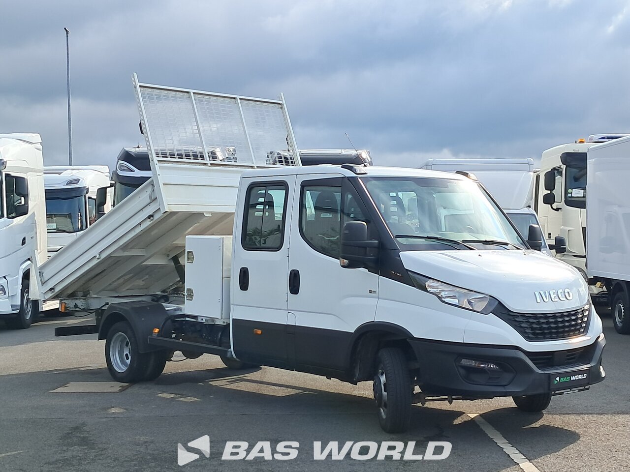 Front right : Iveco Daily 35C16 Benne