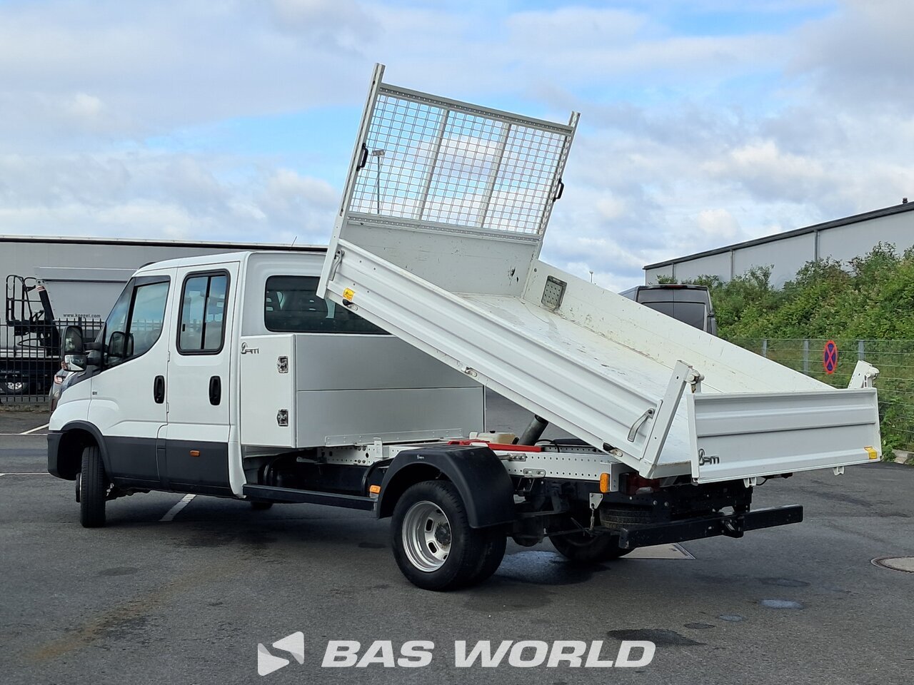 Back right : Iveco Daily 35C16 Benne