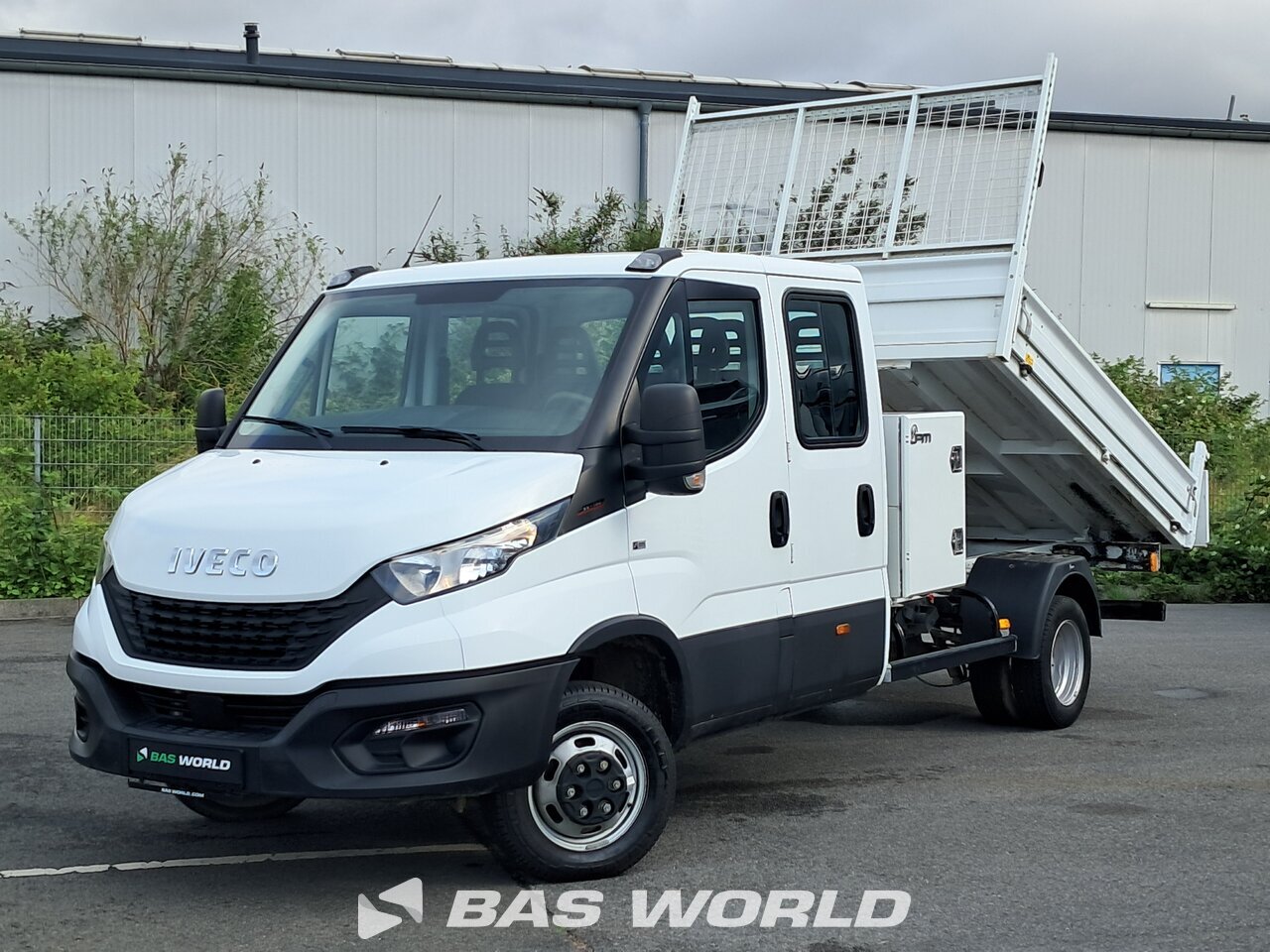 Front left : Iveco Daily 35C16 Benne