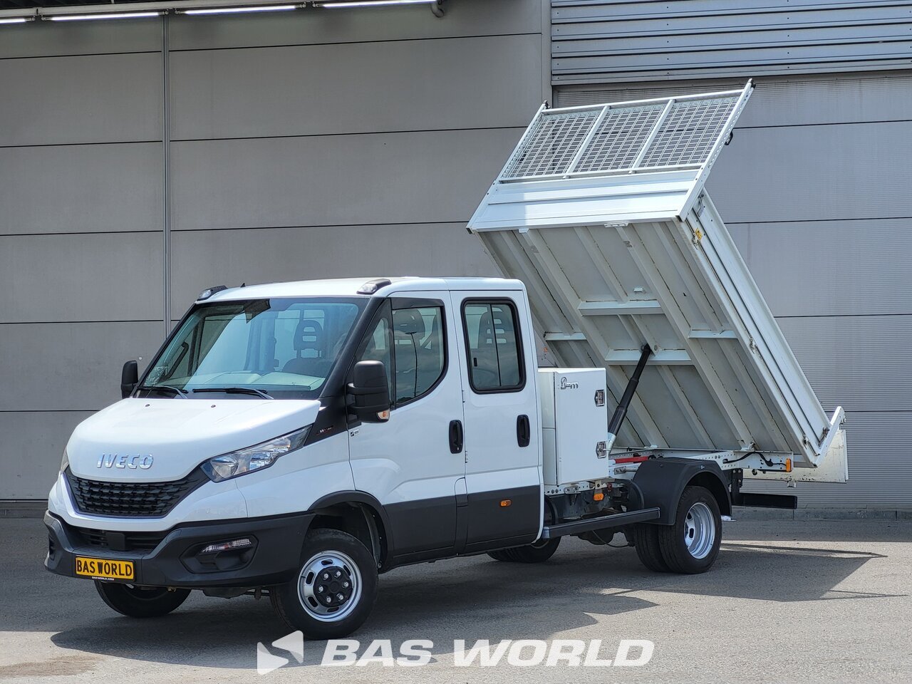 Front left : Iveco Daily 35C16 Benne