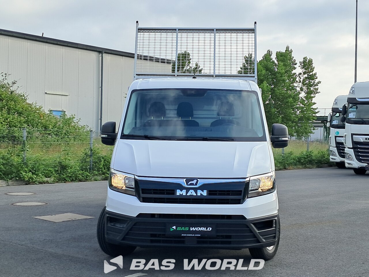 Front : MAN TGE 5.120 Benne