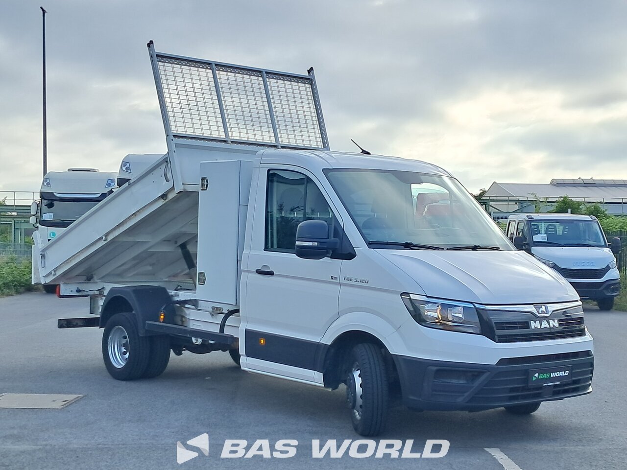Front right : MAN TGE 5.120 Benne